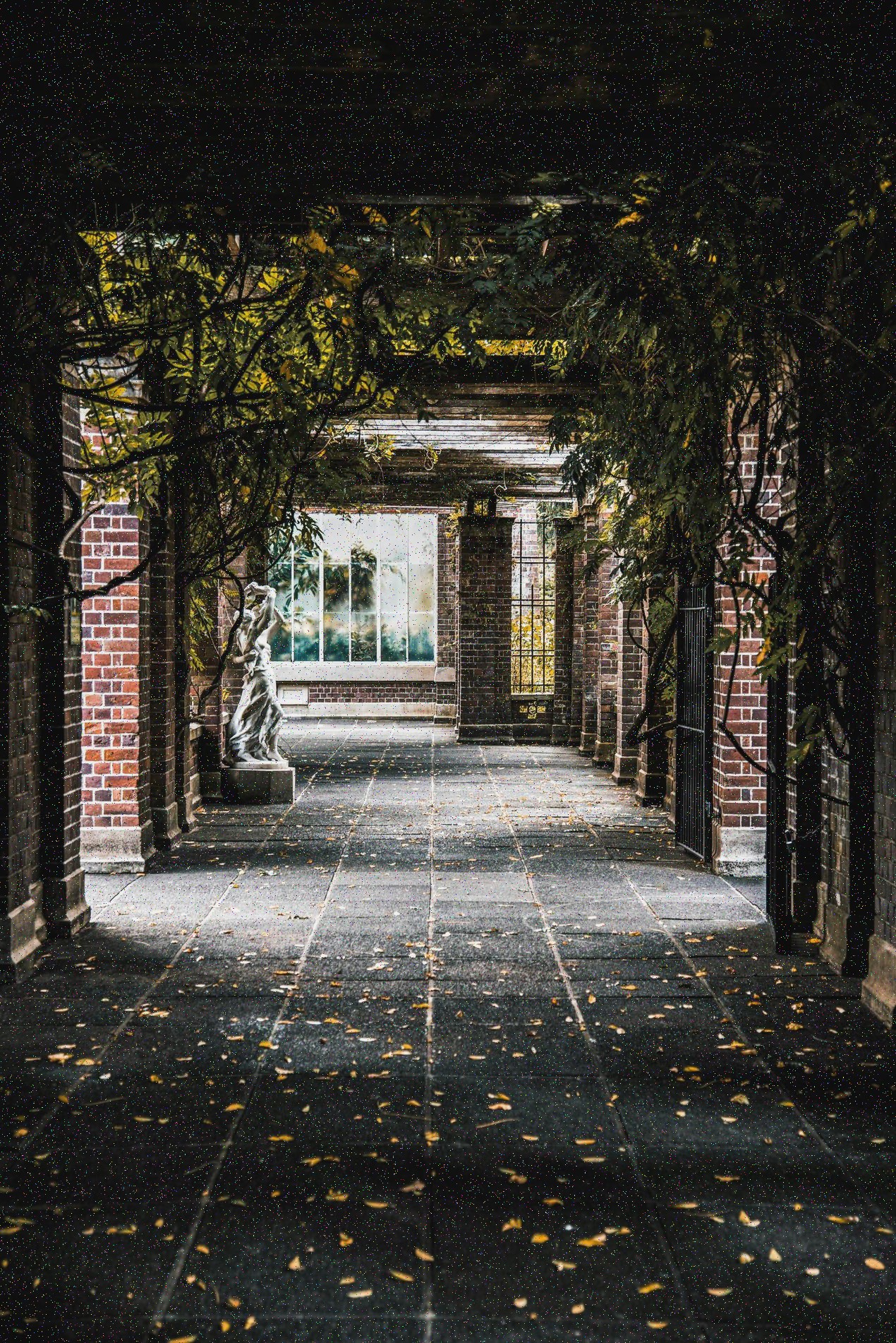 Hallenbereich mit Ausstellung und Werkstatt